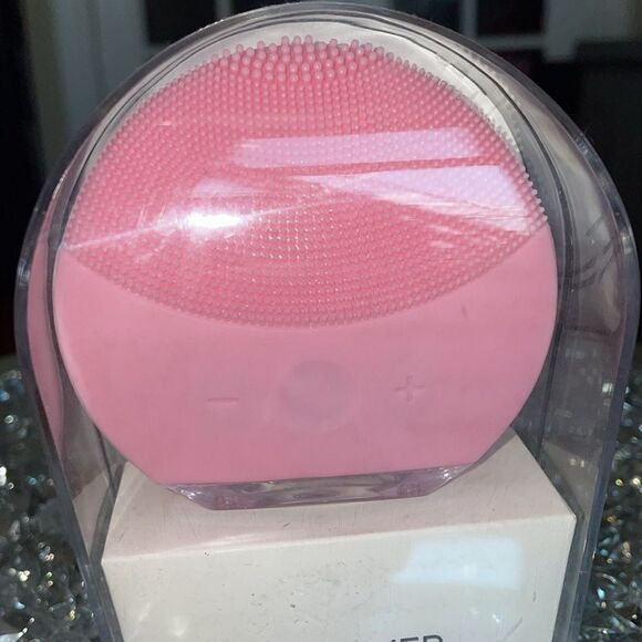Mini Forever pink pulsating silicone facial scrubbing cleansing brush device - Picture 5 of 8